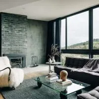 Moody Luxury Home in the Wine Region, hotell i Richmond