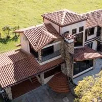 Spectacular House in Boquete w/King Beds & Hot Tub, hotel v mestu Centro Jaramillo