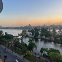 A luxury apartment fully nile view -Downtown Cairo, hotell i Old Cairo, Kairo