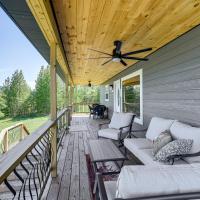 Arkansas Retreat with Deck, Fire Pit and Mtn Views!, hotel a Jasper
