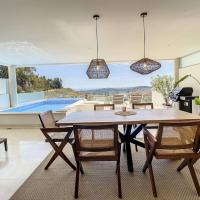 Luxury Apartment with private pool in La Morelia, Hotel in Nueva Andalucia