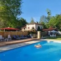 Luxury Safari Tents at Moulin Du Pommier Glamping & Camping, hotel a Saulgond