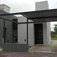 Moderna y Confortable casa nueva，聖地亞哥－德爾埃斯特羅的飯店