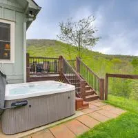 Pet-Friendly Boone Cabin w/ Mtn Views & Hot Tub!, hotel v destinácii Boone