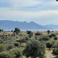 75sqm Perdika Aegina luxury family apartment με θέα βουνό και θάλασσα 75τμ, hotel em Perdhika
