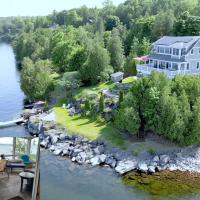 Loza house adirondack screened-in porch unit lake front، فندق بالقرب من مطار بلاتسبيرج الدولي - PBG، بلاتسبرغ