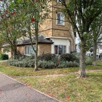 Spacious 2 double bedroom ground floor flat, hotel near Cambridge Airport - CBG, Chesterton