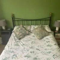 Seaside Villa on Secluded Green، فندق في هيرن باي
