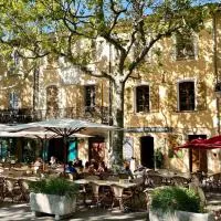 Au coeur du village provençal: Tourtour şehrinde bir otel