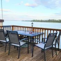 Skylight Waterfront home w/ amazing view/dock/boat, khách sạn ở Lancaster