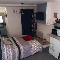 Studio avec salle d'eau, wc et coin cuisine, hotel din Signes
