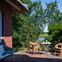 Reetdachhaus direkt am Wasser, hotel in Breiholz