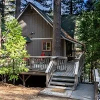 The Mighty Pines Retreat + Large Patio + BBQ+View!, hotel v destinaci Lake Arrowhead