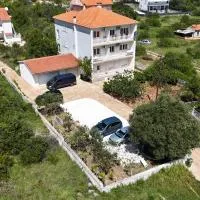 Coastal Charm: Apartmani Pazanin, hotel v destinaci Vinišće
