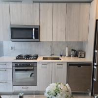 Stunning Open Layout Apartment Superb Location, hotel di Fashion District, Toronto