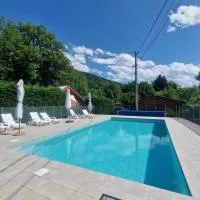 Chalet bord de lac avec piscine 2A, hotel a Laffrey