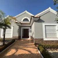 Chalet Californiano con Piscina, ξενοδοχείο σε Moron de la Frontera