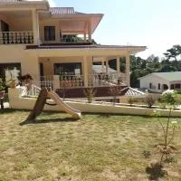 Charlotte Villa, hotel en Takamaka