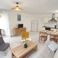 Appartement T3 classé trois étoiles au calme de plain-pied au centre Doussard avec vue sur montagne, lac Annecy à proximité, ξενοδοχείο σε Doussard