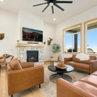 Lakefront Luxury - Hot Tub, Pool Table & Views!!, hotel near Fort Collins-Loveland Municipal Airport - FNL, Loveland