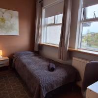 Private room, close to a swimming pool، فندق في Reykjavík South-East، ريكيافيك