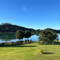 Purangi Waterfront Retreat - 2 bedroom, hotel u gradu Cooks Beach