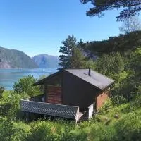 Fjordhytte-1 ist eine schöne Hütte bei Ænes am Hardangerfjord mit grandiosem Fjordpanorama, 20 PS Motorboot mietbar, hotel v destinaci Ænes
