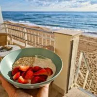 Beachfront Apartment - Direct Beach Access, hotel u gradu El Brosquil