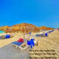 50% Off. 2BR , 2BR Ground floor with pool view, private beach access, security 24/7 شاليه ٢ غرفه ، ٢ حمام ف الدور الارضي قدام جنينه و حمام السباحه مباشره ، شاطيء خاص بالقرية و أمن ٢٤ ساعه و مسجد خاص โรงแรมในDawwār Muḩammad Abū Shanab