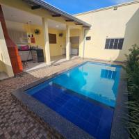 linda casa com 3 quartos com piscina bem localizada, hotel in zona Aeroporto Internazionale Rio Branco International - RBR, Rio Branco