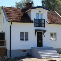 Schönes schwedisches Cottage in Seenähe mitten im Glasreich, hotel en Målerås