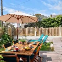 Tréffiagat में, होटल LocaLise - M1 - Bain de mer - Maison entièrement rénové avec jardin clos - Wifi inclus - Draps inclus - Animaux bienvenus