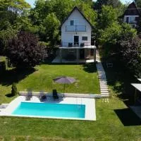 Family House with private pool, hotel em Krčedin