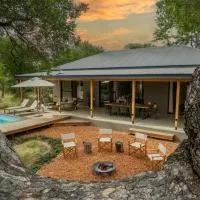 Nomads Den Private Villa with Heated Pool on Hoedspruit Wildlife Estate Riverbed、フッドスプルイトにあるホードゥスプルイット空港 - HDSの周辺ホテル