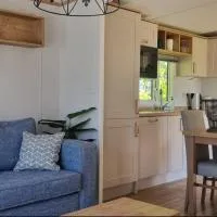Chalet Hof van Autriche، فندق في Westdorpe