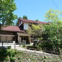 奈良吉野の小学校跡地ゲストハウス-五右衛門風呂体験-漫画図書室-卓球台-一棟貸し-素泊まり-吉野山天川村観光-Small inn attached to a historic school building, hotel a Zengi