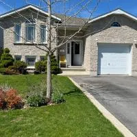 Spacious and Charming Bungalow Retreat (Close to Many Amenities), hotel u gradu Kingston