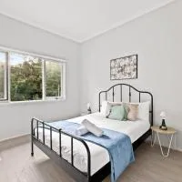 Cozy Queen Room - Nearby Transport & Shop - Shared Bathroom, Hotel in Killara