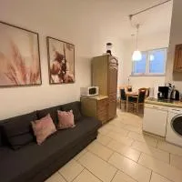Private Souterrain Apartment in the green of Berlin, hotel u gradu Birkenverder
