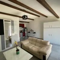 Studio charmant avec terrasse, hotell sihtkohas Lançon-Provence