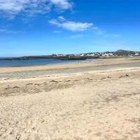 Trearddur Bay ground floor apartment, hotel v destinaci Trearddur