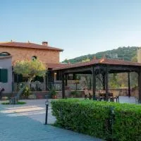 Luxury Villa with Huge Garden - Near "Mavra Volia" Beach, hotel u gradu 'Emporeiós'