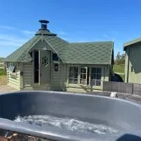 Off GRID Hobbit Hut with Wood Burning Hot tub NO SHOWER、Haptonのホテル