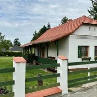 Zöld 21 Cottage, מלון בŐrtilos