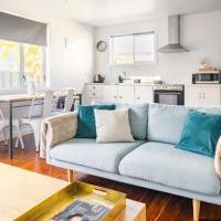 Sunny Modern Cottage - Close to Airport, hotel in Westshore, Napier