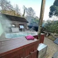 The hot tub by the waterfall - facilities included, hotel v destinácii Lower Foxdale