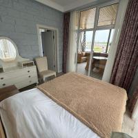 Уютный коттедж "PARIS", 30м от пляжа! 3 спальни, терраса и летняя кухня!, hotel near Issyk-Kul International Airport - IKU, Chok-Tal