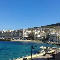 Attard Seafront Apartment 2 in Marsalforn, hotell i Żebbuġ