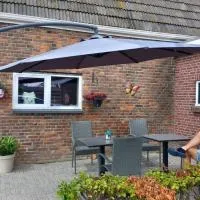 B&B t'bûtefjild، فندق في De Valom