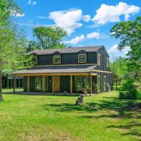 Tranquil Country Escape 4 Bedrooms Pond Firepit, hotel in Greenville